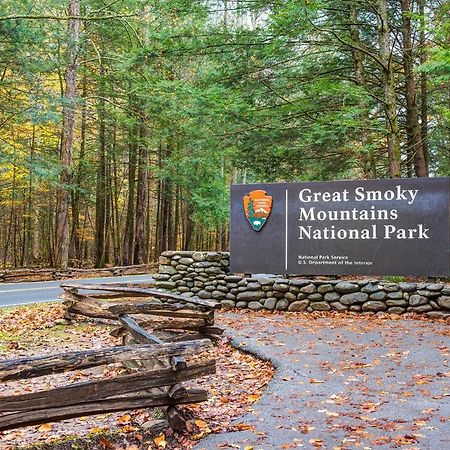 Artistic Mountain Villa Gatlinburg Exterior photo